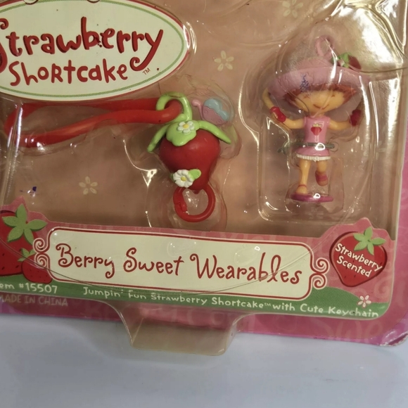 Vintage Bandai Strawberry Shortcake Berry Sweet Wearables Keychain Jumpin' Fun - Picture 2 of 5